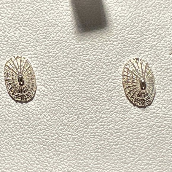 Vintage Sterling Silver "Hat" Stud Earrings from Vietnam - Picture 2 of 5